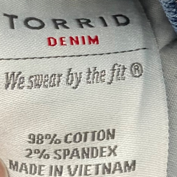 Torrid Sz 22 3X Jean Denim Bermuda Boyfriend Shorts Distressed Blue - Picture 4 of 4